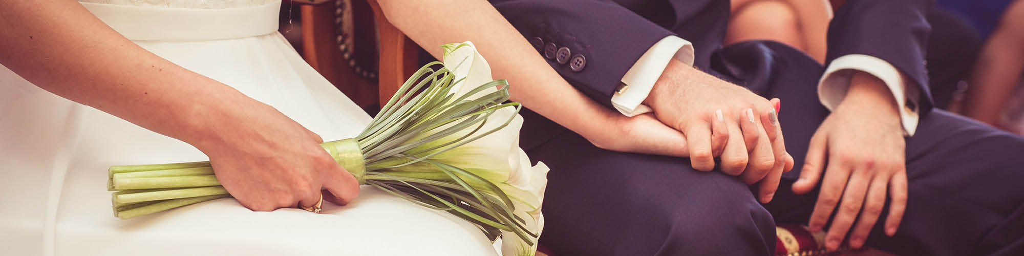 Hochzeitsfeier im GOP Bonn Hände eines Brautpaares mit Blumenstrauß bei einer Hochzeitsfeier in Bonn