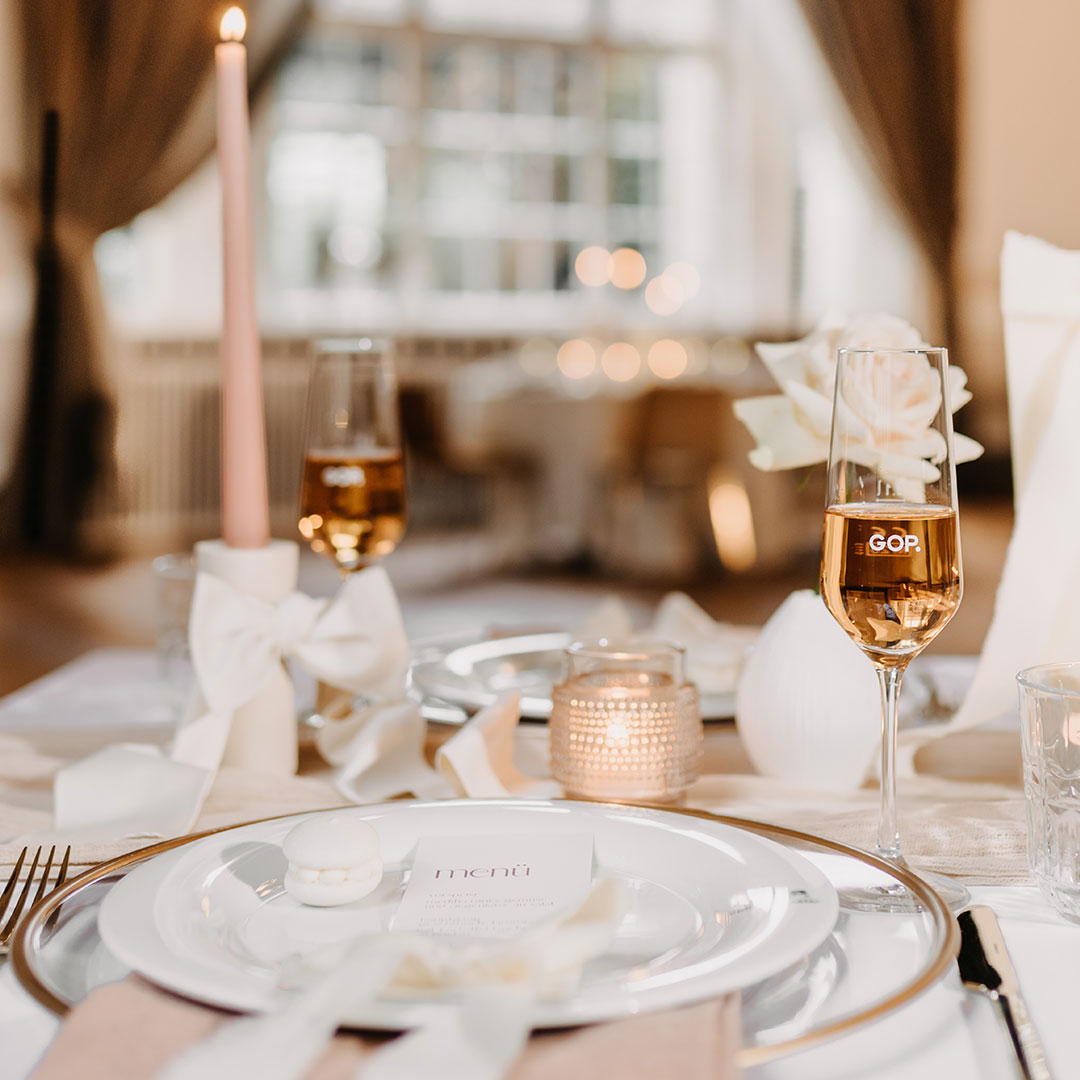 Festlich gedeckter Tisch in der Hochzeitslocation Bonn