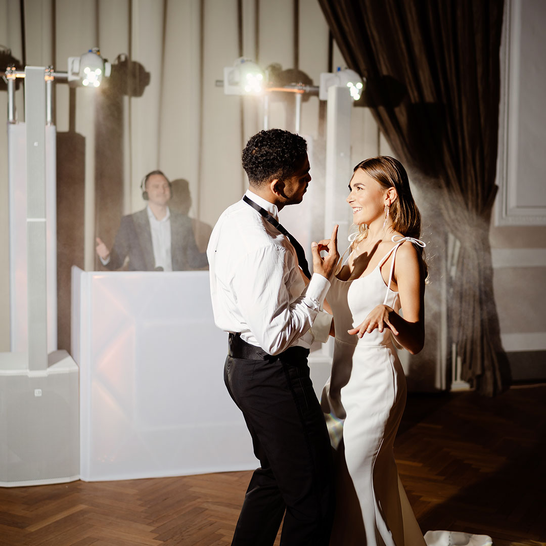 Tanzendes Brautpaar in der Hochzeitslocation Bonn
